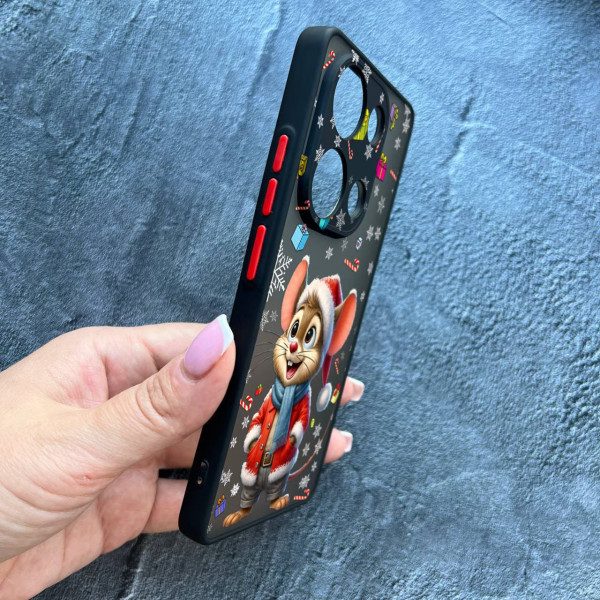 Чохол для Xiaomi Redmi Note 13 Pro 4G / Poco M6 Pro 4G / Xiaomi Redmi Note 14S  з захистом камери новорічне мишеня в костюмі санти