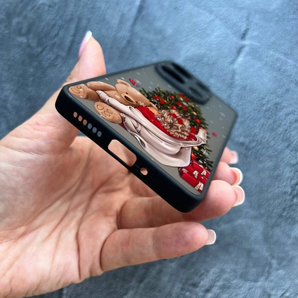 Чехол для Xiaomi Redmi Note 13 Pro 4G / Poco M6 Pro 4G / Xiaomi Redmi Note 14S  с защитой камеры новогодняя девушка с плюшевым медведем и елкой