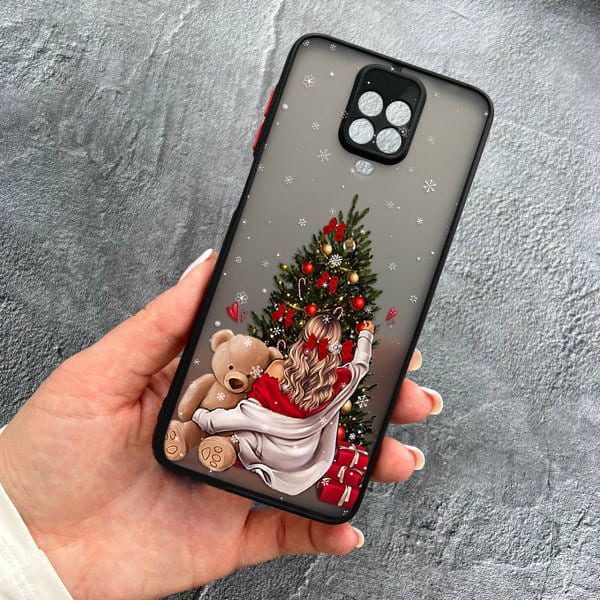 Чехол для Xiaomi Redmi Note 9s / Note 9 Pro / Note 9 Pro Max с защитой камеры новогодняя девушка с плюшевым медведем и елкой