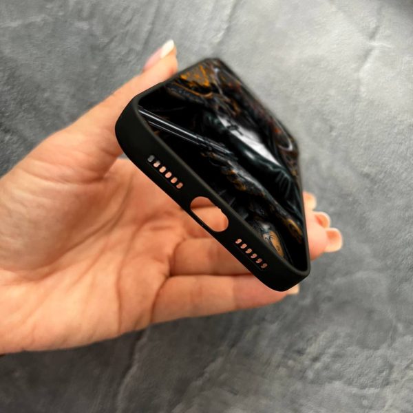 Чехол для iPhone 17 Pro Max с защитой камеры Черная королева