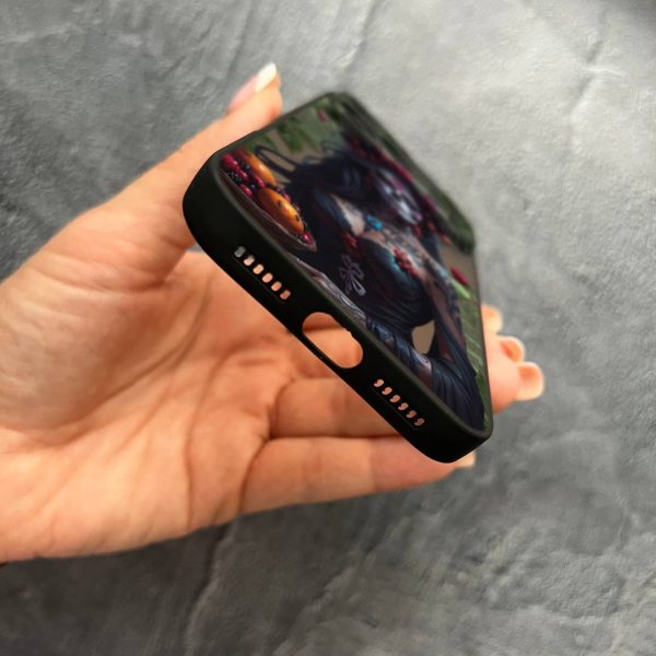 Чехол для iPhone 17 Pro Max с защитой камеры девушка Санта-Муэрте и листьями