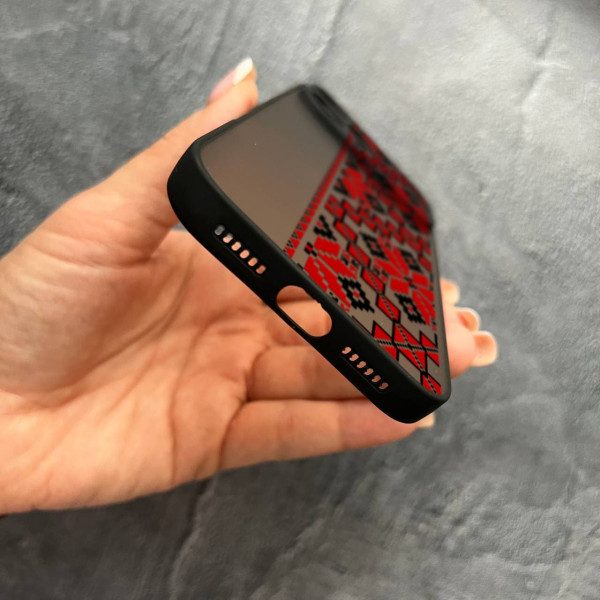 Чехол для iPhone 17 Pro Max с защитой камеры вышиванка красная