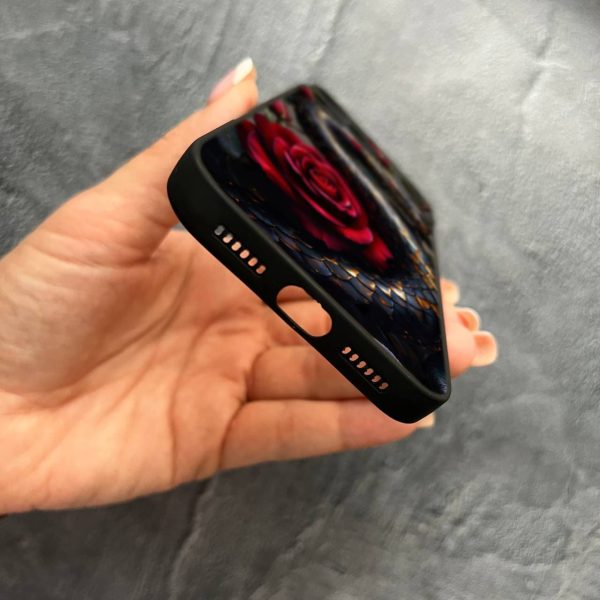 Чехол для iPhone 17 Pro Max с защитой камеры со змеей с красными цветами с покрытием лака