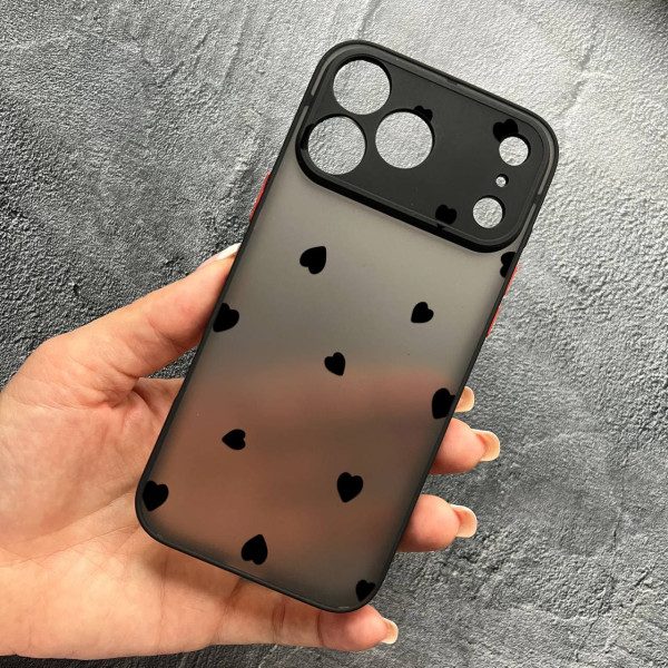 Чехол для iPhone 17 Pro Max с защитой камеры черные сердечки