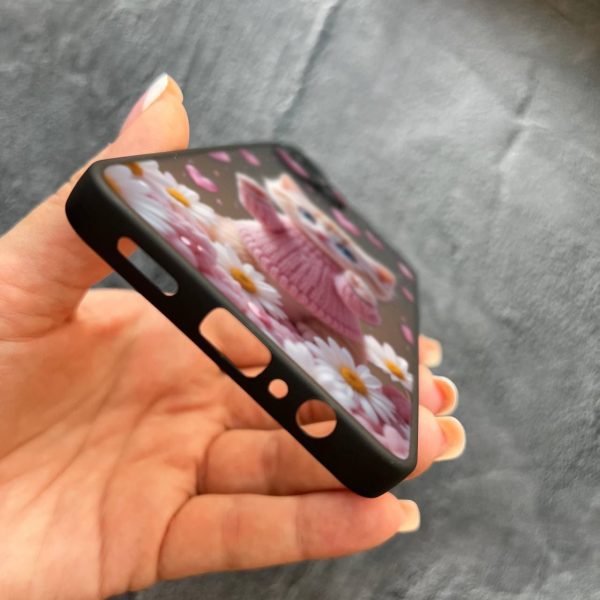 Чехол для Samsung Galaxy A07 с защитой камеры с котом в цветах ромашки