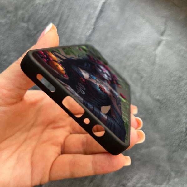 Чехол для Samsung Galaxy A07 с защитой камеры девушка Санта-Муэрте и листьями