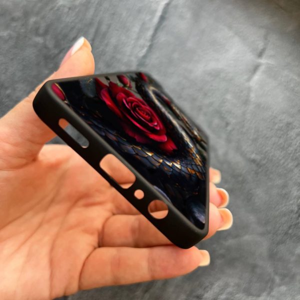 Чехол для Samsung Galaxy A07 с защитой камеры со змеей с красными цветами с покрытием лака