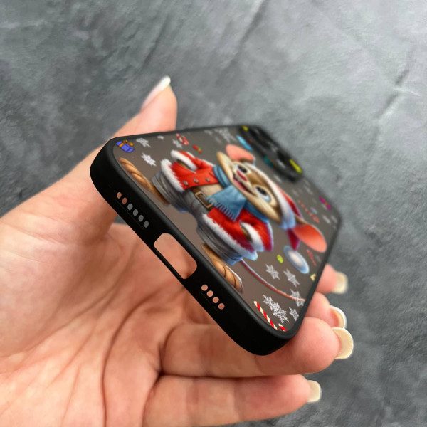 Чехол для iPhone 16 Pro с защитой камеры новогодний мышонок в костюме санты