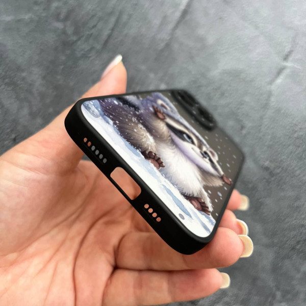 Чехол для iPhone 16 Pro с защитой камеры новогодний зимний енотик