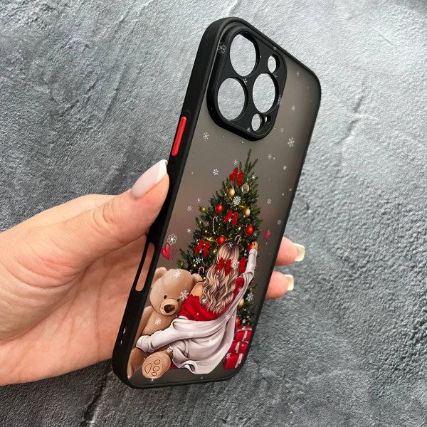 Чехол для iPhone 16 Pro с защитой камеры новогодняя девушка с плюшевым медведем и елкой