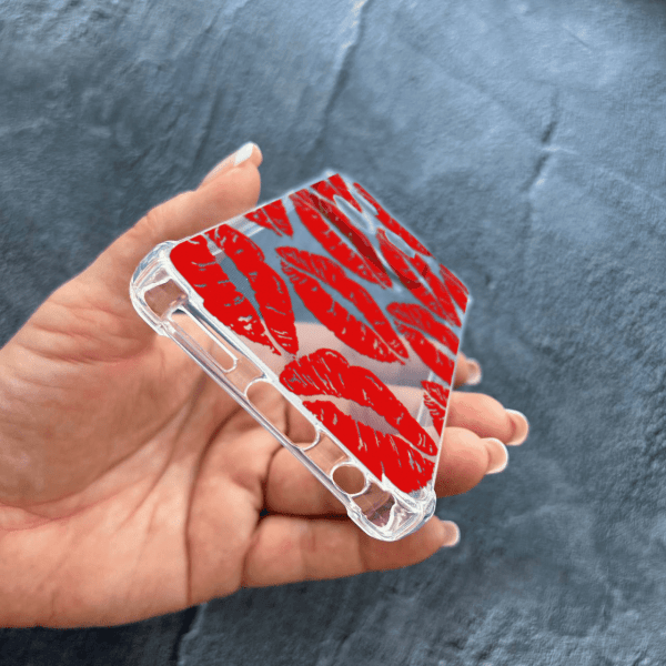 Чехол для Infinix Hot 40 / Hot 40 Pro с защитой камеры с красными губами