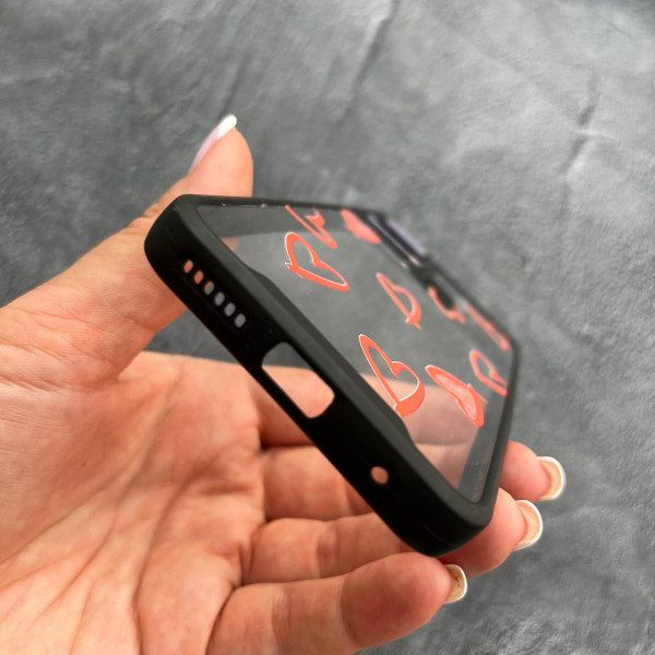 Чехол для Motorola G10 красные сердечки с черным бортиком